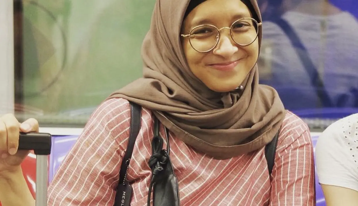 Perempuan yang kini berusia 39 tahun ini pun tampil sederhana, seperti mengenakan kerudung segi empat warna coklat dipadukan atasan warna pink dan shoulder bag hitamnya. @pakduta