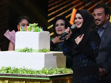 Siti Nurhaliza mendapatkan kue ulang tahun saat mengisi acara Golden Memories International di studio 5 Indosiar, Jakarta, Kamis (12/1). (Liputan6.com/Yoppy Renato)