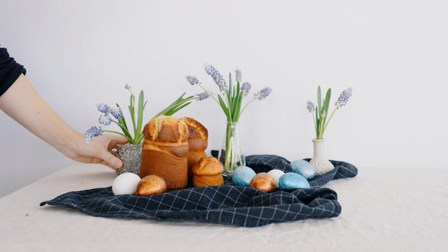 Ilustrasi roti dan telur Paskah