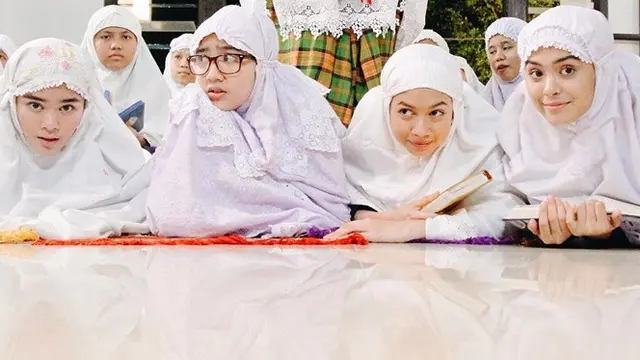 6 Pesona Yuki Kato Saat Pakai Hijab, Bikin Pangling
