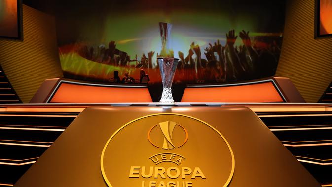 Ilustrasi Logo dan trofi Liga Europa. (AFP/Valery Hache)
