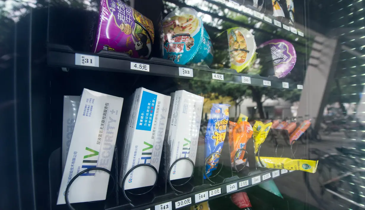 Mesin penjual otomatis yang menjual alat tes HIV bersamaan dengan makanan ringan di sebuah universitas di Chengdu, China, 27 November 2016. Hal ini untuk menekan angka pemuda di China yang semakin meningkat terjangkit virus HIV. (REUTERS/Stringer)