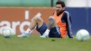 Striker Argentina, Lionel Messi, beristirahat saat mengikuti latihan bersama timnas Argentina jelang laga kualifikasi piala dunia 2018 di  Buenos Aires, Selasa (29/8/2017). Argentina akan berhadapan dengan Uruguay. (AP/Natacha Pisarenko)