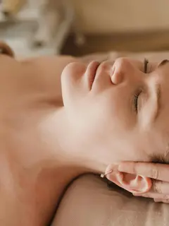 Ilustrasi Pijat Lembut atau Lakukan Peregangan Credit: Pexels.com/ArinaKrasnikova