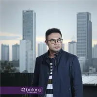 Surya Saputra, salah seorang pemain film Hujan Bulan Juni. (Fotografer: Bambang E. Ros, Stylist : Indah Wulansari, Digital Imaging: Muhammad Iqbal Nurfajri/Bintang.com)