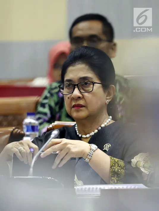 Menteri Kesehatan Nila F.Moeloek saat mengikuti Raker dengan Komisi IX DPR di Komplek Parlemen Senayan, Jakarta, Rabu (28/11). RUU Kebidanan membahas soal Pendidikan Kebidanan,Registrasi dan Izin Praktik Bidan, Hak dan Kewajiban.(Liputan6.com/Johan Tallo)