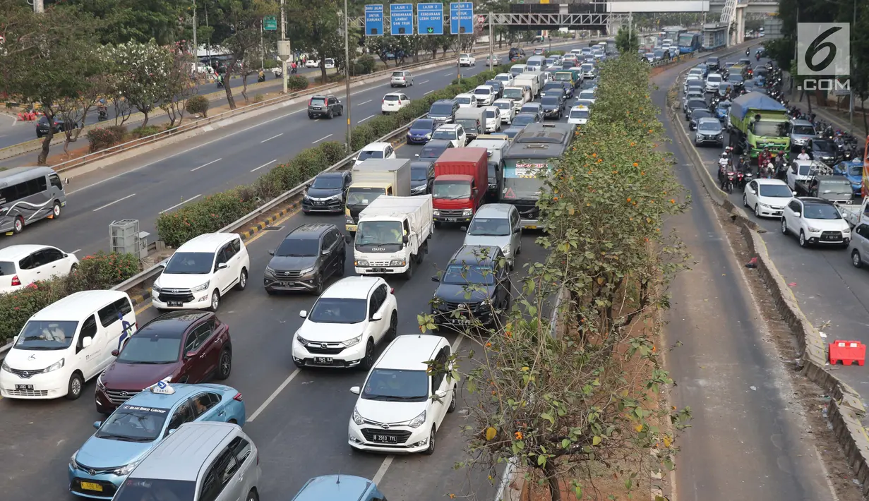 Kepadatan arus lalu lintas tol dalam kota jelang jembatan layang jalan Gerbang Pemuda akibat penutupan sebagian ruas jalan Gatot Subroto depan Gedung MPR/DPR/DPD RI, Jakarta, Rabu (25/9/2019). Penutupan ini untuk mengantisipasi unjuk rasa susulan. (Liputan6.com/Helmi Fithriansyah)