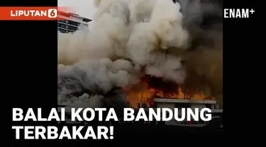 Api berkobar besar di gedung Bappelitbang Balai Kota Bandung Senin (7/11) siang. Api menyala hebat disertai asap tebal.