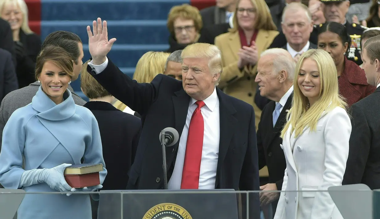 Presiden AS ke-45, Donald Trump menyampaikan pidato pertamanya usai dilantik menjadi presiden di Capitol Hill, Washington DC, AS, Jumat (20/1). Dikabarkan, Trump sendiri yang menulis dan menyusun pidato pelantikannya. (AFP Photo)