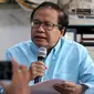 Ekonom senior Rizal Ramli menyampaikan kritikan kepada Capres Nomor Urut 01 mengenai pidatonya kemarin di Tebet, Jakarta, Senin (25/2). Rizal menyebut pidato Jokowi kurang jujur karena tak mengakui kegagalan pemerintahannya. (Liputan6.com/Johan Tallo)