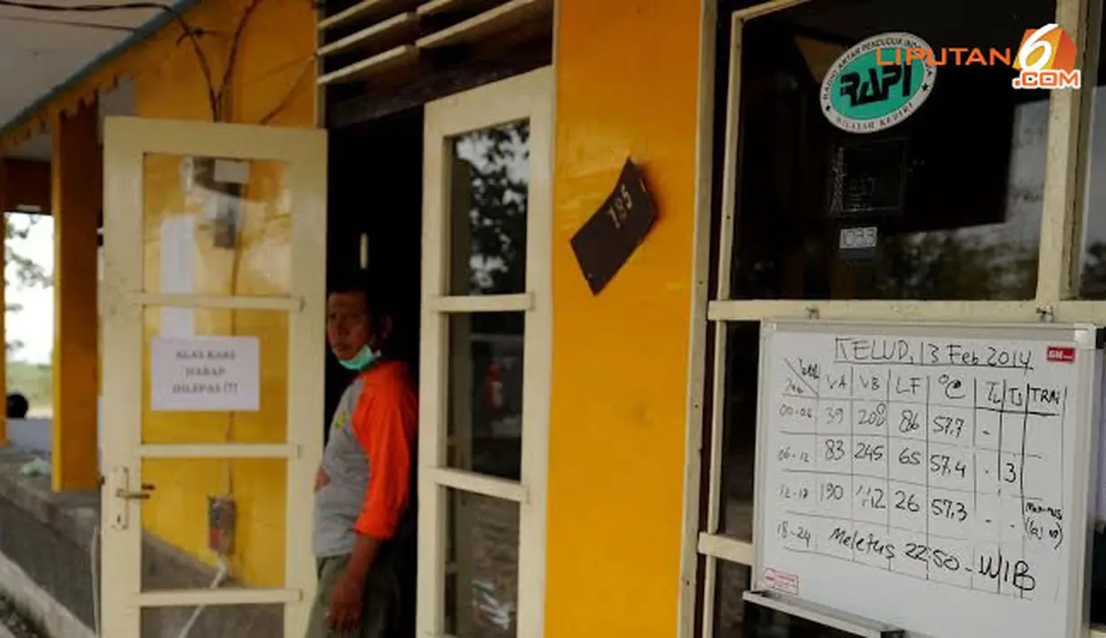 Di pos pemantauan Gunung Kelud di Desa Sugih Waras masih terpampang reaksi sesaat sebelum gunung tersebut meletus pada Kamis 13 Februari 2014 pukul 22 50 wib (Liputan6.com/Helmi Fithriansyah).