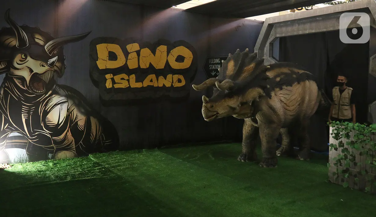 Petugas saat menunjukkan replika hewan prasejarah dalam wahana Dino Factory by Dino Island di Mal Kota Kasablanka, Jakarta, Jumat (17/12/2021). Wahana dihardikan untuk memeriahkan Natal 2021 dan tahun baru 2022. (Liputan6.com/Herman Zakharia)