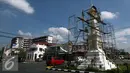 Suasana proses renovasi Tugu di Yogakarta, Rabu (29/6). Pengerjaan renovasi dilakukan untuk memperindah monumen yang menjadi ikon kota Yogyakarta. (Liputan6.com/Boy Harjanto)