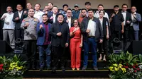 Ketua umum PSSI, Erick Thohir (tengah) berfoto bersama dengan Irjen Pol Verdianto Iskandar Bitticaca (kiri), ketua LIB, Ferry Paulus (kedua kiri), Direktur Programming Surya Citra Media (SCM), Harsiwi Achmad (kedua kanan), dan Ketua Steering Committee (SC) Piala Presiden 2024, Maruarar Sirait setelah konferensi pers yang berlangsung di SCTV Tower, Senayan, Jakarta, Senin (15/07/2024). (Bola.com/Bagaskara Lazuardi)