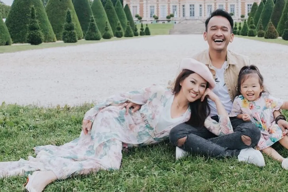 [Bintang] Romantis, Ini 8 Foto Liburan Ruben Onsu dan Sarwendah di Paris