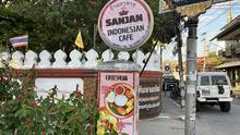 Penampakan Sanjan Indonesian Cafe, rumah makan yang menyuguhkan cia rasa makanan Indonesia di Chiang Mai, Thailand. (Bola.com/Muhammad Adi Yaksa)