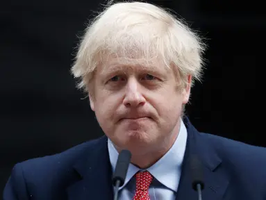 PM Inggris, Boris Johnson selesai memberikan pernyataan pada hari pertamanya kembali bekerja setelah pulih dari virus Corona di Downing Street, London, Senin (27/4/2020). Ini menjadi kemunculan pertama PM Johnson di depan publik setelah hampir sebulan terinfeksi COVID-19.  (AP/Frank Augstein)