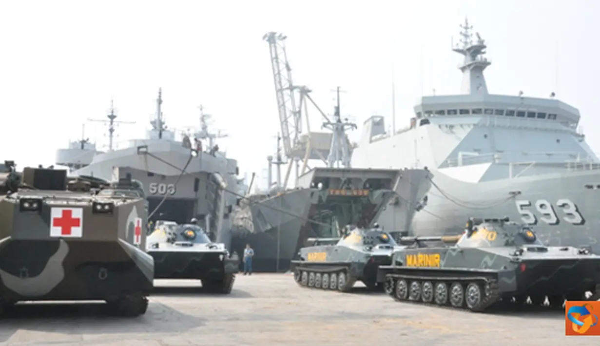Citizen6, Tanjung Priok: Tiga kapal perang TNI AL dari jajaran Kolinlamil melaksanakan embarkasi kendaraan amfibi Marinir yang akan digunakan pada latihan pendaratan amfibi Pasmar-2, Jumat (13/7). (Pengirim: Dispenkolinlamil)

 