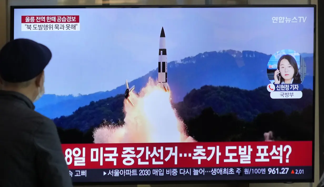 Layar TV menunjukkan file gambar peluncuran rudal Korea Utara selama program berita di Stasiun Kereta Api Seoul di Seoul, Rabu (2/11/2022). Sebuah siaran peringatan serangan udara di televisi nasional Korea Selatan mengatakan kepada penduduk di Pulau Ulleungdo untuk mengungsi ke tempat perlindungan bawah tanah terdekat. (AP Photo/Ahn Young-joon)