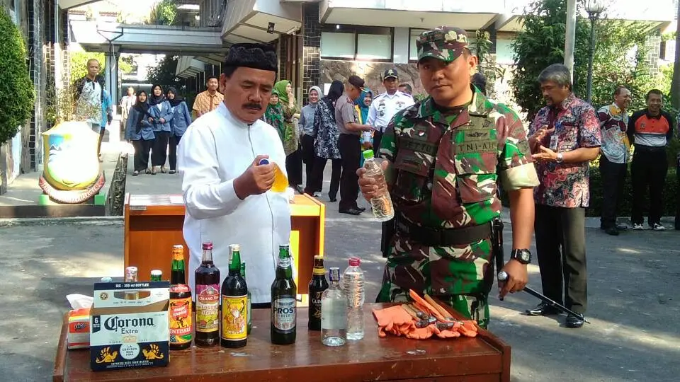 Ribuan botol miras yang dimusnahkan jelang Ramadan itu hasil razia dalam sepekan terakhir. (Liputan6.com/Jayadi Supriadin).