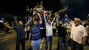 Sejumlah warga menguasai tank di Bandara Internasional Ataturk, Istanbul, Turki, (16/7). Aksi warga tersebut guna menolak aksi kudeta yang dilakukan militer Turki. (REUTERS/Huseyin Aldemir)