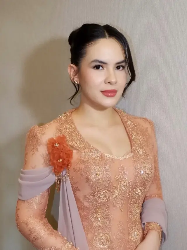 Steffi Zamora Bridesmaid Syifa Hadju saat Akad Nikah. [@wirantikurniabride]