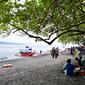 Para Wisatawan sedang menikmati libur panjang Hari Raya Idul Fitri di Pantai GWD Banyuwangi. (Hermawan Arifianto/ Liputan6.com )