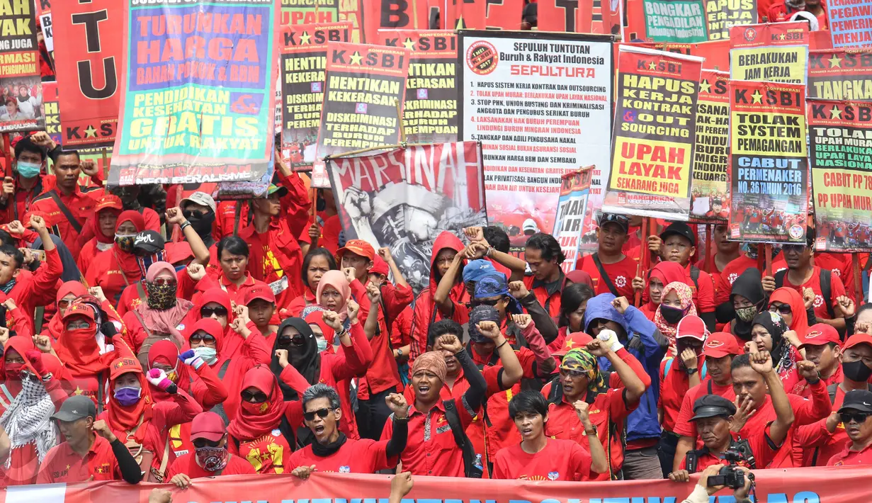 Peserta aksi hari buruh internasional atau May Day mulai berdatangan ke Bundaran Hotel Indonesia (HI), Jakarta, Senin (1/5). Massa buruh dari berbagai daerah itu akan menyuarakan tuntutan di depan Istana Presiden. (Liputan6.com/Angga Yuniar)