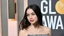 Ana de Armas tiba menghadiri Penghargaan Golden Globe Tahunan ke-80 di The Beverly Hilton di Beverly Hills, California (10/1/2023). Gaun strapless yang dikenakan Ana dirancang dengan kolom depan berhias kristal yang dibingkai oleh panel setinggi lantai untuk menciptakan siluet yang menawan. (Frederic J. Brown / AFP)