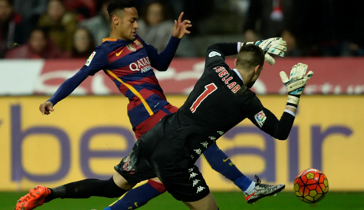 Pemain Barcelona, Neymar, berusaha mengelabuhi kiper Sporting Gijon, Ivan Cuellar, dalam lanjutan La Liga di Stadion El Municipal Molinon, Gijon, Kamis (18/2/2/2016) dini hari WIB. (AFP/Miguel Riopa)
