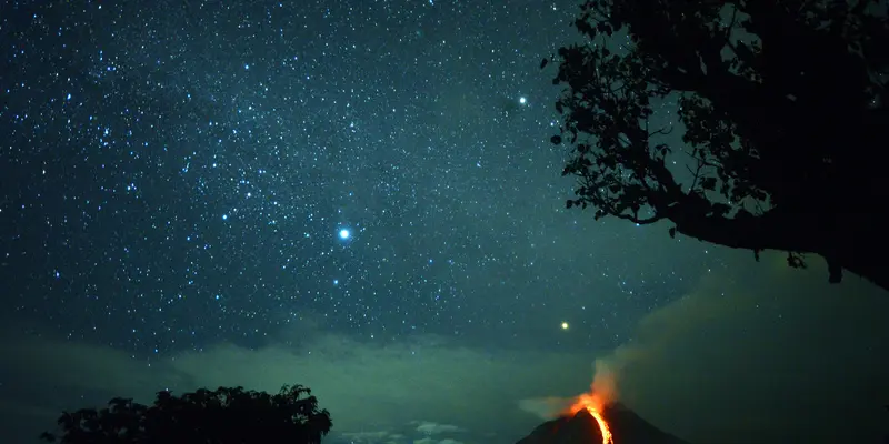 Ketika Cahaya Bintang Berpadu Dengan Muntahan Lahar Gunung Sinabung