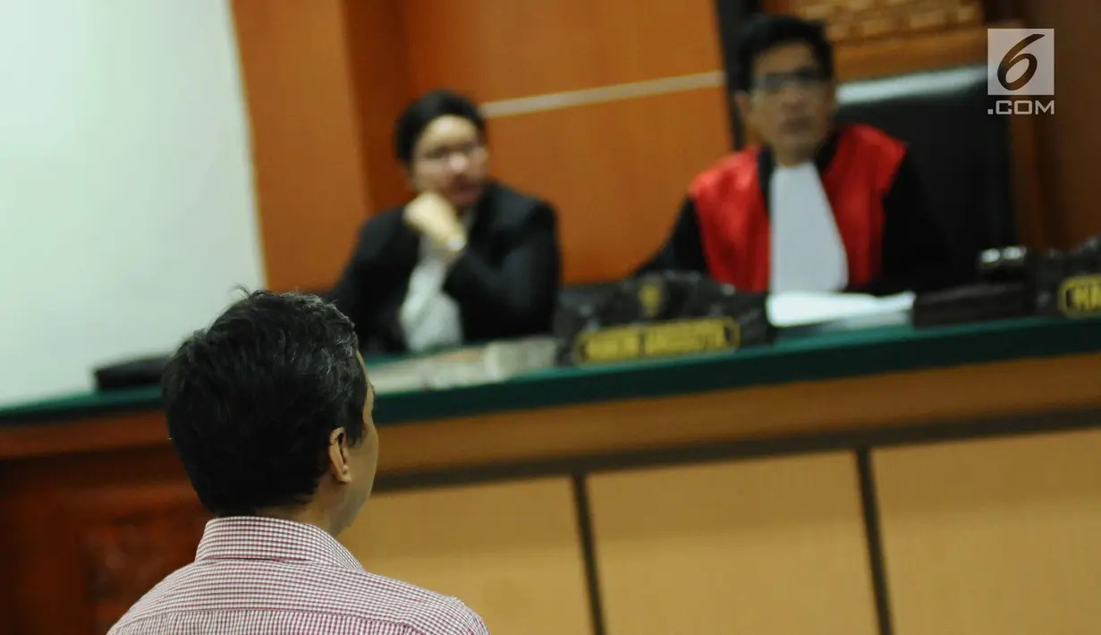 Mantan Direktur PTSP BP Batam, Dwi Djoko Wiwoho saat menjalani sidang pembacaan dakwaan di Pengadilan Negeri Jakarta Barat, Selasa (13/3). Dwi Djoko Wiwoho diduga terlibat gerakan Negara Islam Irak dan Suriah (ISIS). (Liputan6.com/Helmi Fithriansyah)