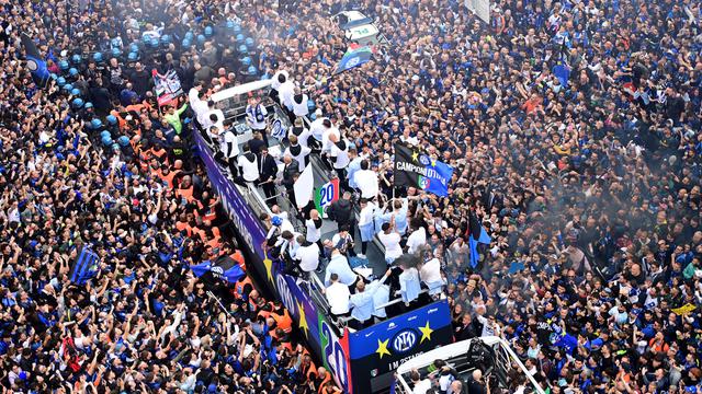 Foto: Lautan Manusia saat Inter Pesta Juara Liga Italia, Kota Milan Membiru
