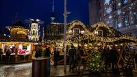 Pengunjung memadati stan di pasar Natal di Forum Humboldt Berlin, dengan Menara TV terlihat di latar belakang pada tanggal 19 Desember 2024 di Berlin, Jerman, selama musim liburan.John MACDOUGALL / AFP