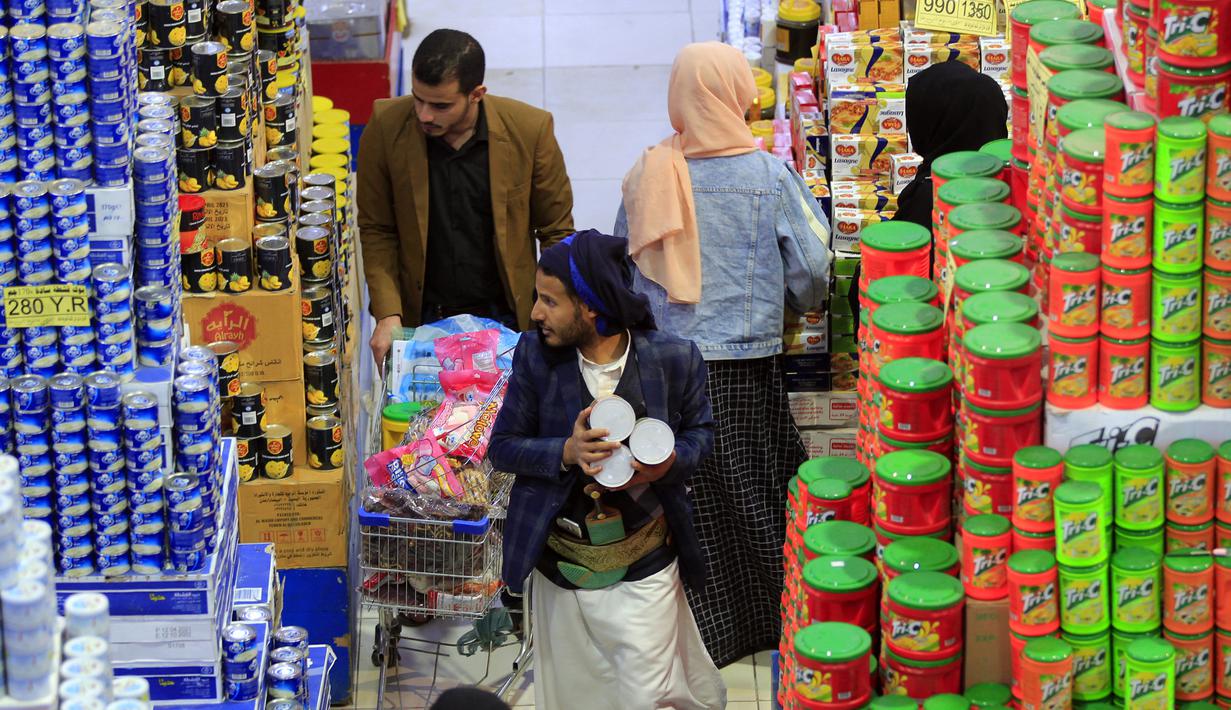Warga Yaman berbelanja di supermarket menjelang bulan suci Ramadhan yang akan datang, di ibu kota Sanaa pada 30 Maret 2022. Bulan Ramadhan adalah bulan suci yang paling dinantikan umat Islam seluruh dunia. (MOHAMMED HUWAIS / AFP)