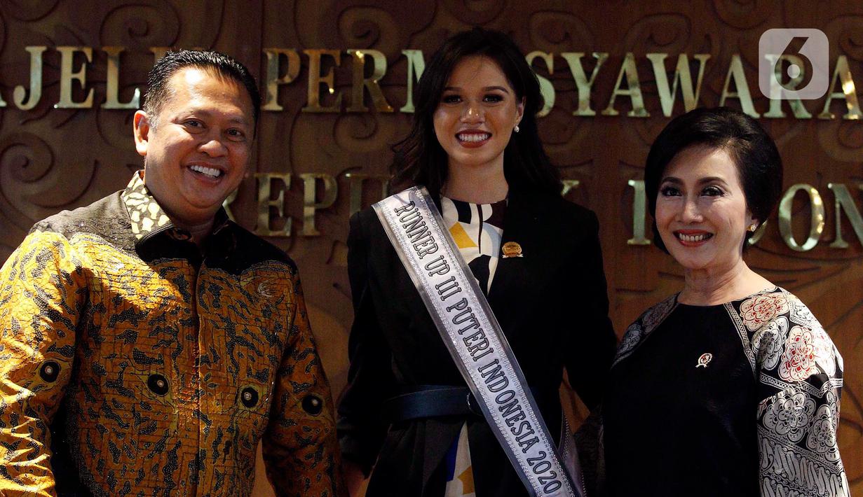 Ketua MPR Bambang Soesatyo (kiri) foto bersama runner up Puteri Indonesia 2020 Kalista Iskandar di Kompleks Parlemen, Senayan, Jakarta, Kamis (12/3/2020). Puteri Indonesia 2020 Ayu Maulida dan sejumlah runner up didaulat menjadi Duta MPR RI. (Liputan6.com/Johan Tallo)