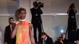 Jodie Turner-Smith berpose untuk fotografer setibanya pada pemutaran perdana film 'Bardo' dalam Venice Film Festival 2022 di Venesia, Italia, 1 September 2022. Jodie memamerkan lengannya yang kencang saat dia berpose untuk fotografer pada Venice Film Festival 2022. (Photo by Vianney Le Caer/Invision/AP)