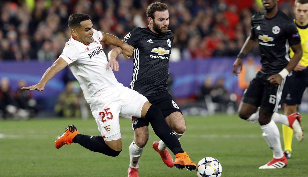 Pemain Sevilla, Gabriel Mercado (kiri) memotong laju pemain Manchester United, Juan Mata pada laga 16 besar Liga Champions di Ramon Sanchez Pizjuan stadium, Seville, (21/2/2018). Babak pertama berakhir imbang 0-0. (AP/Miguel Morenatti)