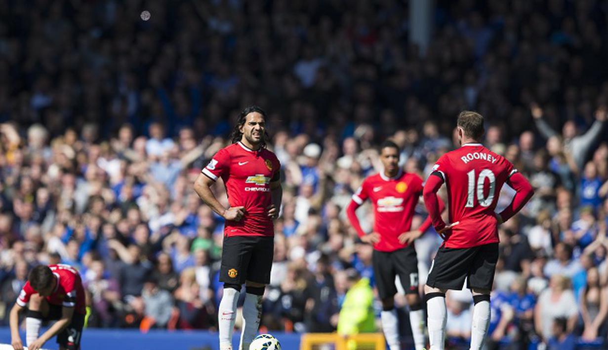 Radamel Falcao saat mau melakukan kick-off bersama Wayne Rooney (kanan) (ASSOCIATED PRESSAP)