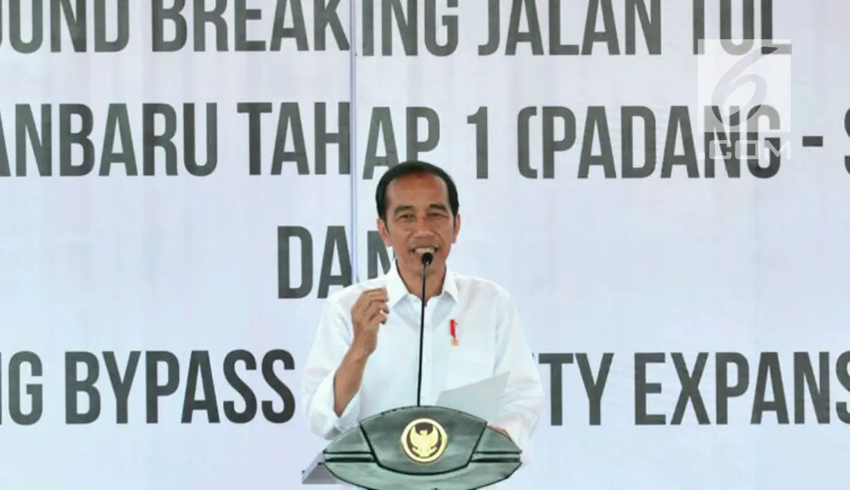 Presiden Joko Widodo memberi sambutan saat peresmian pembangunan jalan tol Padang-Pekanbaru di Jalan Padang Bypass Km. 25, Kota Padang, Sumatra Barat, Jumat (9/2). (Liputan6.com/Pool/Biro Setpres)