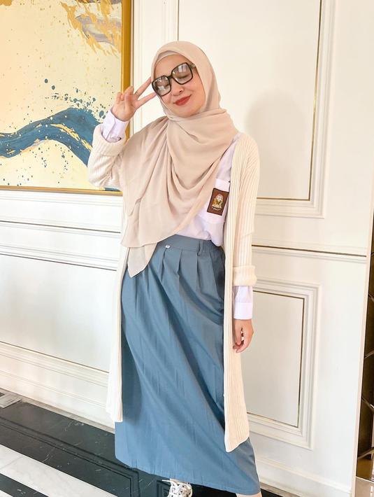 Shireen Sungkar terlihat masih cocok menjadi seorang pelajar SMA. Dengan kacamata yang dipakainya, ibu tiga anak ini bak anak teladan dan pintar di sekolah. Dipenuhi dengan perasaan ceria, ia menjadi awet muda meski sudah menginjak usia 30 tahun. (Liputan6.com/IG/@shireensungkar)