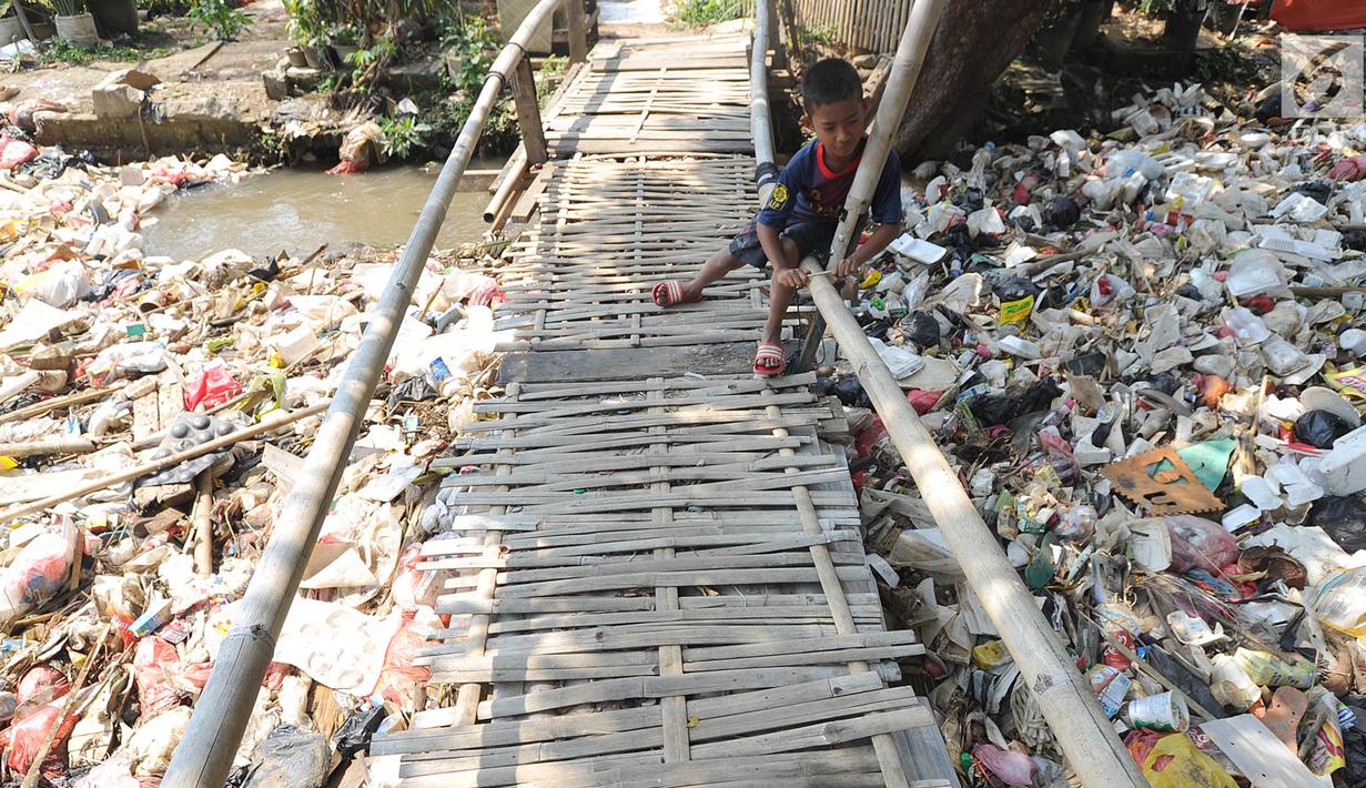 Anak-anak bermain di jembatan Sungai Kalibaru di Kampung Bambu Kuning, Bojong Baru, Bogor (12/9). Sungai yang merupakan anak Sungai Ciliwung ini letaknya hanya berjarak 3 km dari ibukota Kabupaten Bogor , Cibinong. (Merdeka.com/Arie Basuki)