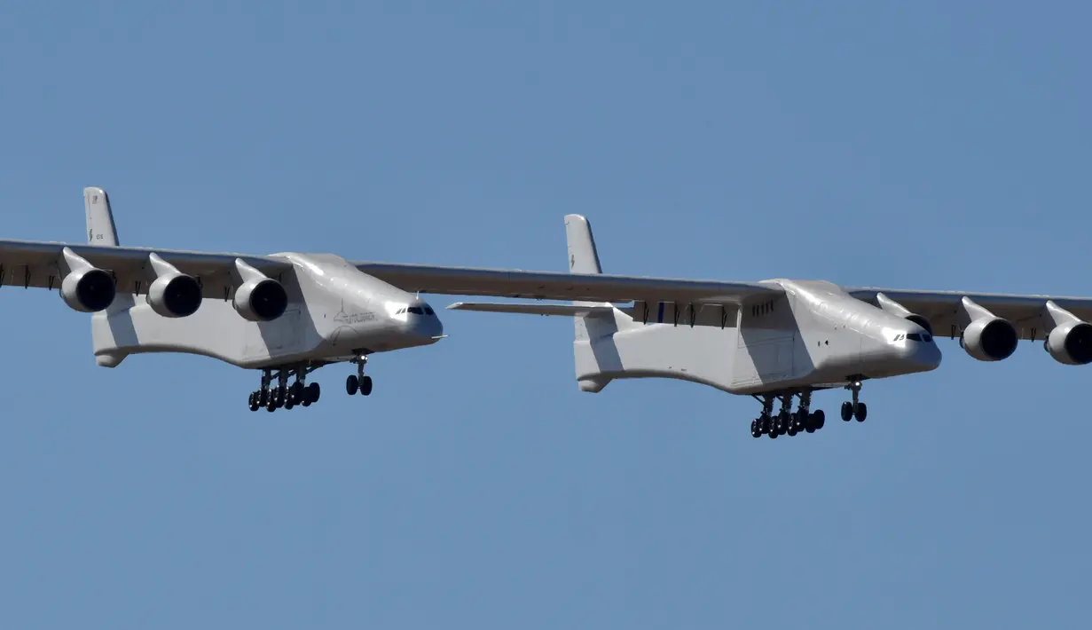Pesawat terbesar di dunia, Stratolaunch, melakukan penerbangan pertamanya di Mojave, California, AS pada 13 April 2019. Pesawat ini dirancang untuk menjatuhkan roket dan kendaraan luar angkasa lainnya dengan berat hingga 226.796 pada ketinggian 35.000 kaki (10.668 meter) . (REUTERS/Gene Blevins)