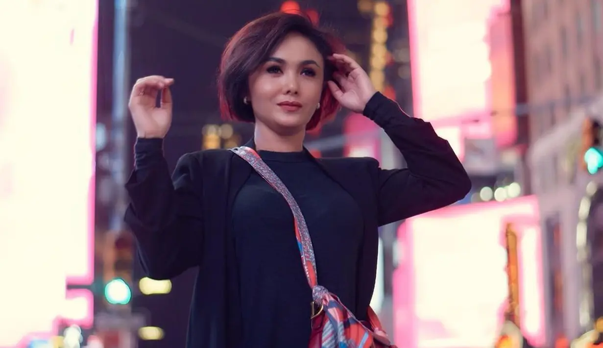 Rambut pendek Yuni Shara sendiri tergolong cukup simpel untuk diatur. Bahkan, rambut pendeknya membuat penampilan Yuni Shara terlihat lebih fresh. (Liputan6.com/IG/@yunishara36)