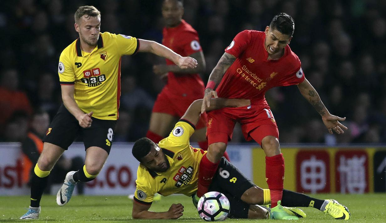Striker Liverpool, Roberto Firmino, berebut bola dengan bek Watford, Adrian Mariappa, pada laga Premier League di Stadion Vicarage, Watford, Minggu (1/5/2017). Watford kalah 0-1 dari Liverpool. (AP/John Walton)