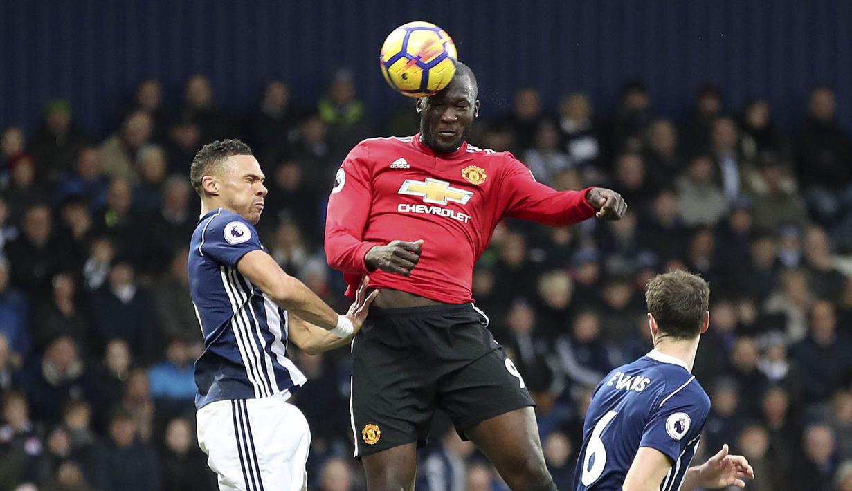 Striker Manchester United (MU), Romelu Lukaku, menyundul bola saat pertandingan melawan West Bromwich Albion (WBA) pada laga Premier League di Stadion The Hawthorns, Minggu (17/12/2017). MU menang 2-1 atas WBA. (AP/Nick Potts)