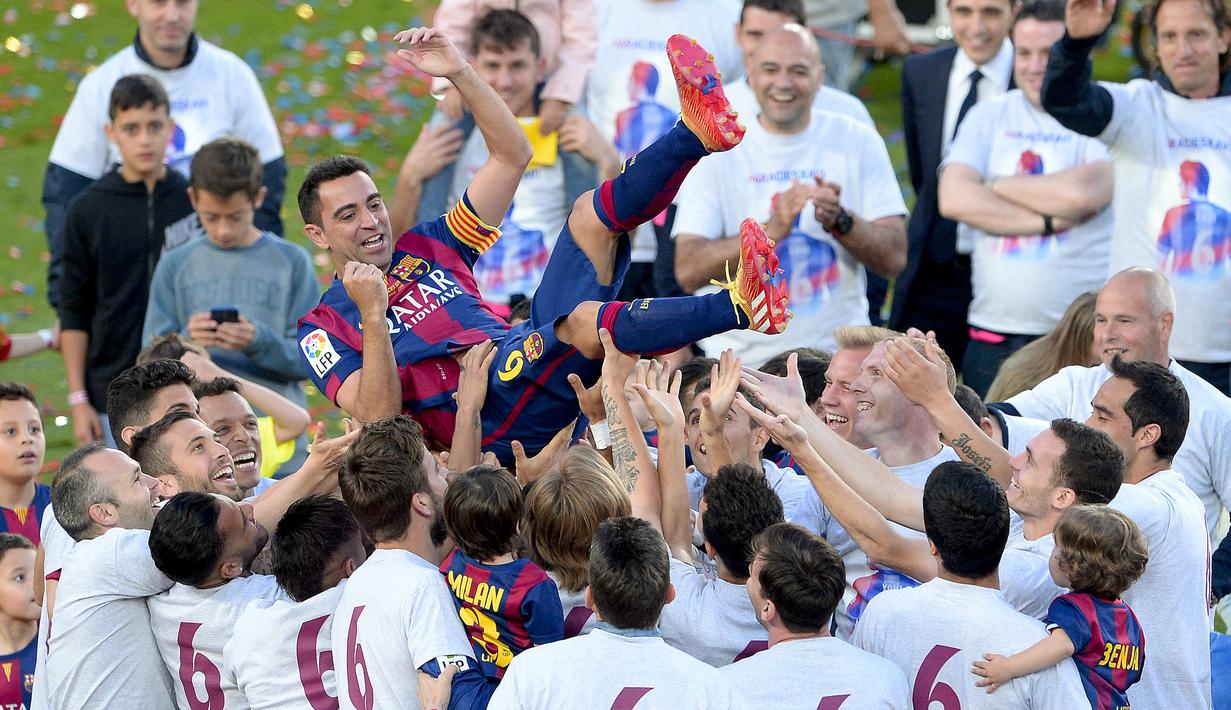 Xavi Hernandez. Gelandang elegan legenda Barcelona ini total bermain dalam 17 musim, mulai 1998/1999 hingga 2014/2015 dengan total tampil sebanyak 767 laga dengan torehan 85 gol. Ia pensiun pada 2019 bersama Al Sadd di Liga Qatar yang dibelanya selama 4 musim. (Foto: AFP/Josep Lago)