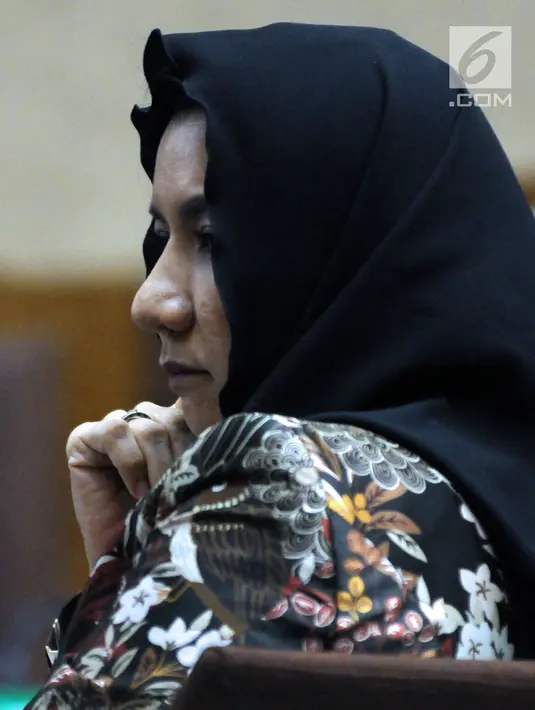 Terdakwa gratifikasi dan suap pemberian izin lokasi perkebunan kelapa sawit, Rita Widyasari saat sidang tuntutan di Pengadilan Tipikor, Jakarta, Senin (25/6). Rita dituntut hukuman 15 tahun penjara dan denda Rp 750 juta. (Liputan6.com/Helmi Fithriansyah)