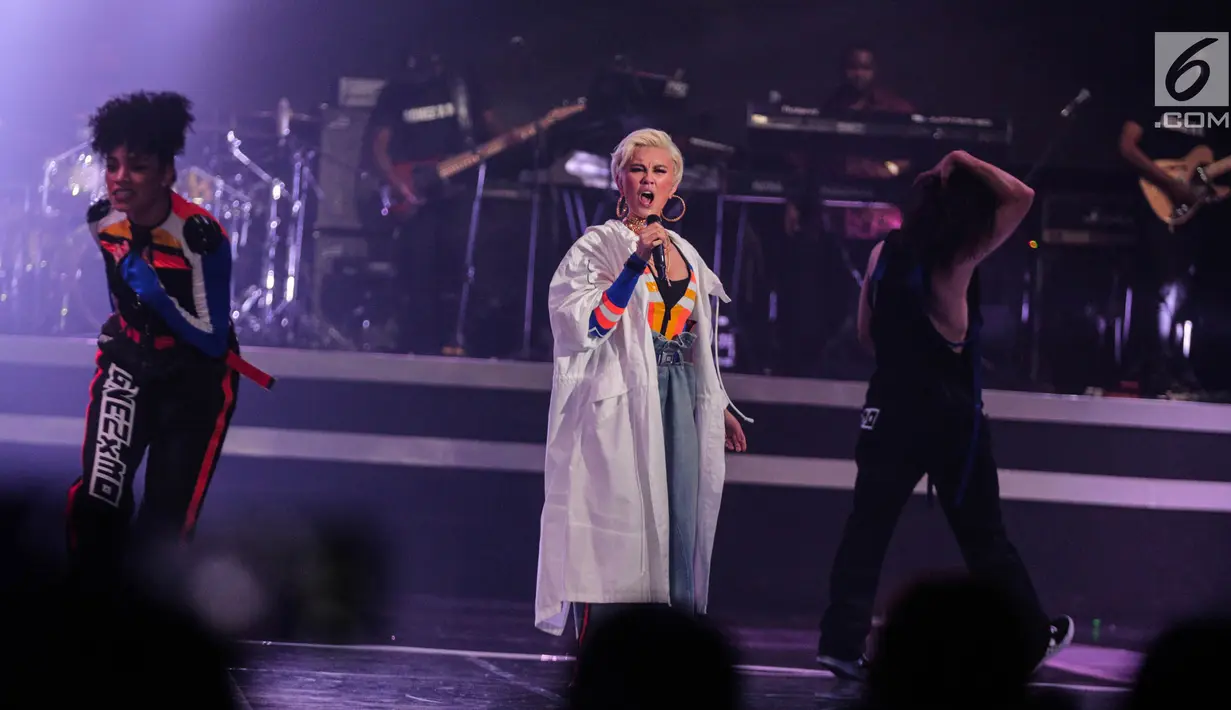 Aksi panggung Agnez Mo pada acara peluncuran Vivo V7 Plus di JIExpo Kemayoran, Jakarta Pusat, Kamis (28/9). Agnez Mo tampil maksimal menyanyikan lagu terbarunya yang disambut teriakan meriah penonton. (Liputan6.com/Faizal Fanani)