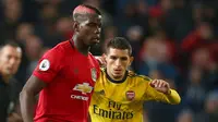 Pemain Manchester United Paul Pogba (kiri) berebut bola dengan pemain Arsenal Lucas Torreira dalam lanjutan Liga Inggris di Old Trafford, Manchester, Inggris, Senin (30/9/2019). Pertandingan berakhir 1-1. (AP Photo/Dave Thompson)